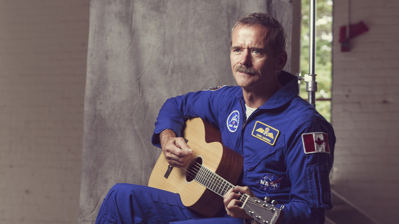 Chris Hadfield Provides Live Commentary for SpaceX Dragon Capsule Return Flight
